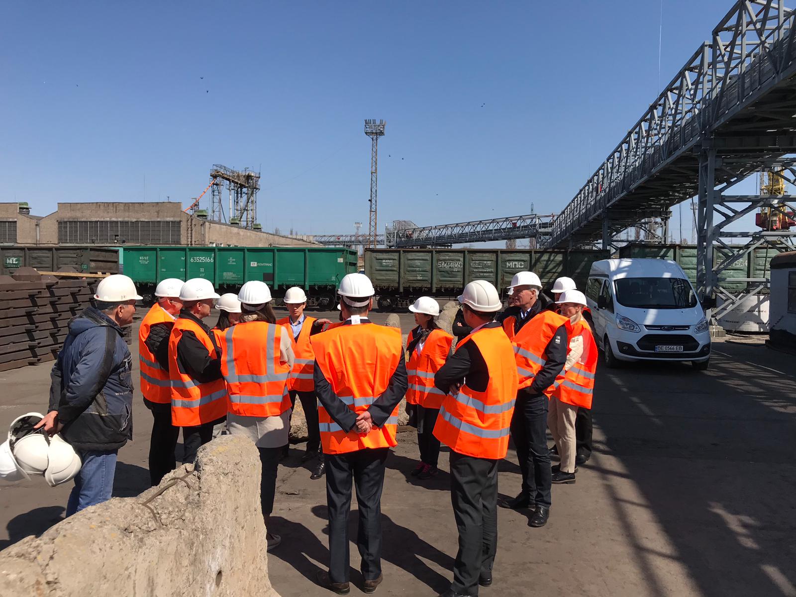 Delegatie op bezoek bij een haven terminal